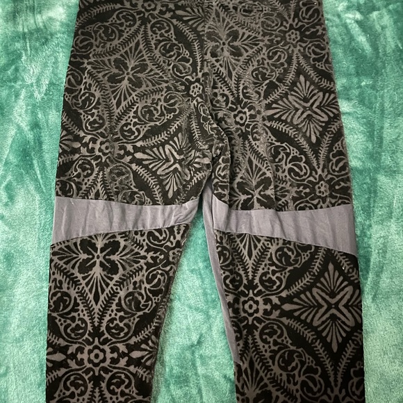 Blackmilk Velvet Spartan leggings - Picture 3 of 3